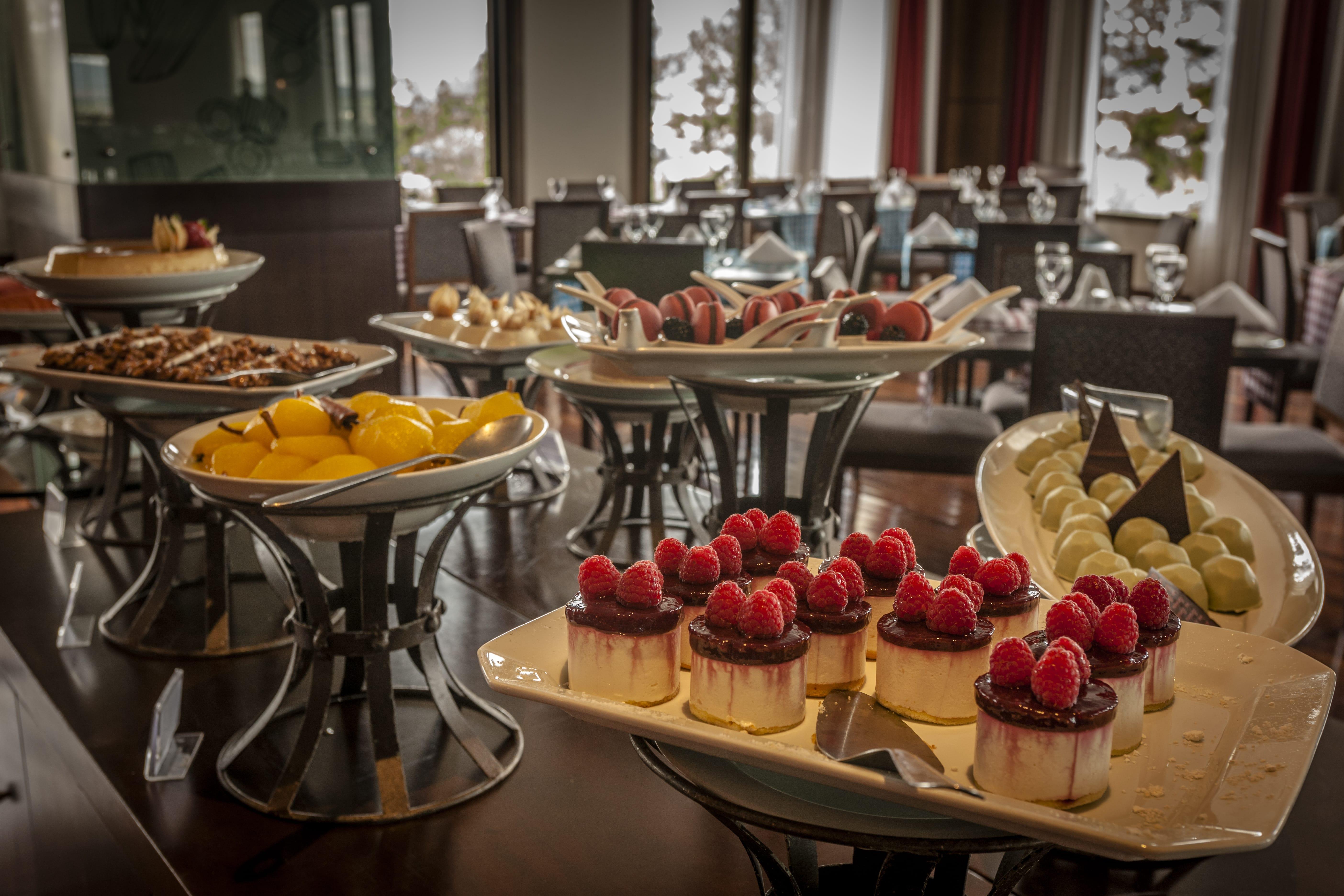 Bourbon Resort Atibaia Exterior foto A dessert buffet