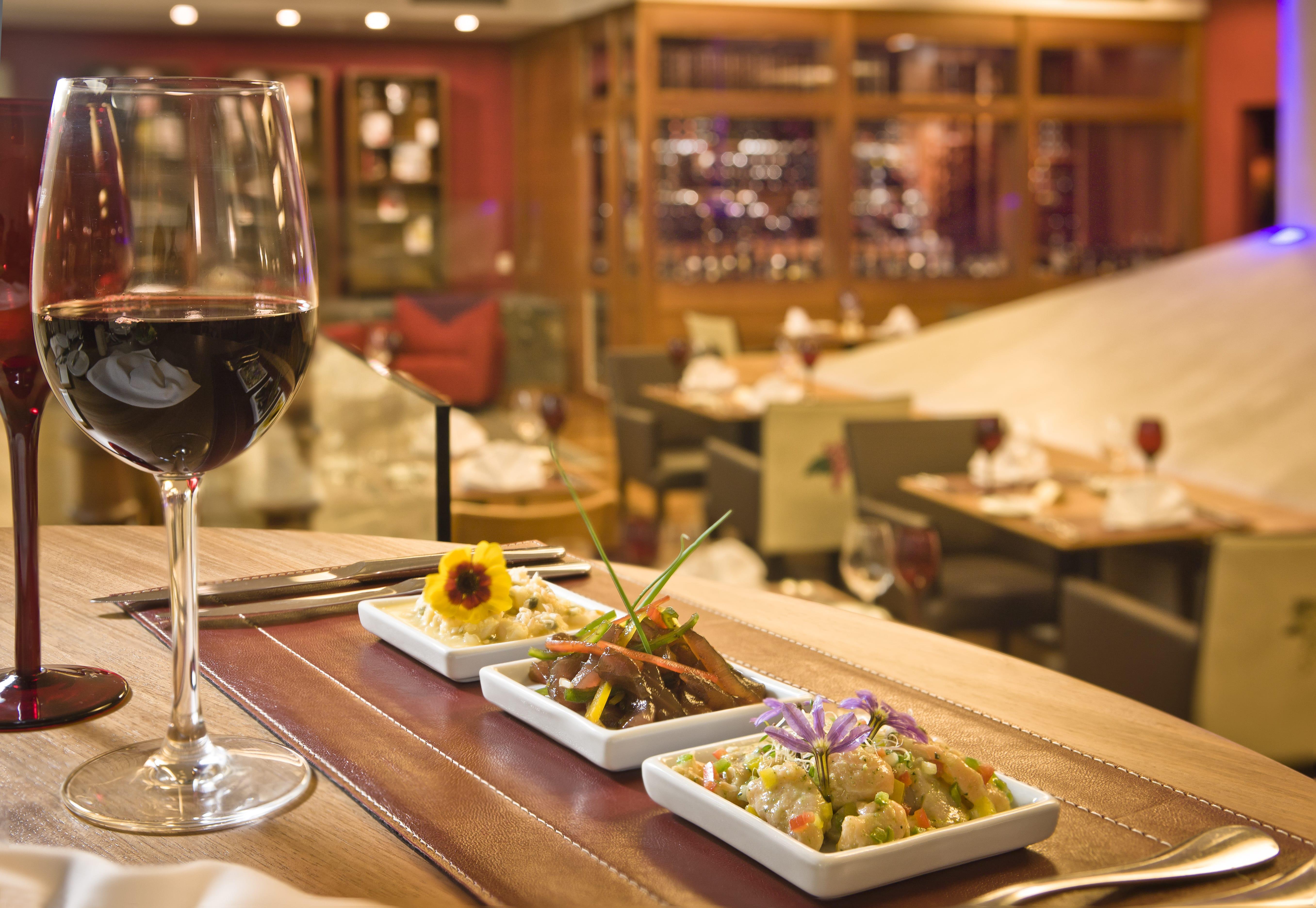 Bourbon Resort Atibaia Exterior foto A wine glass and tapas