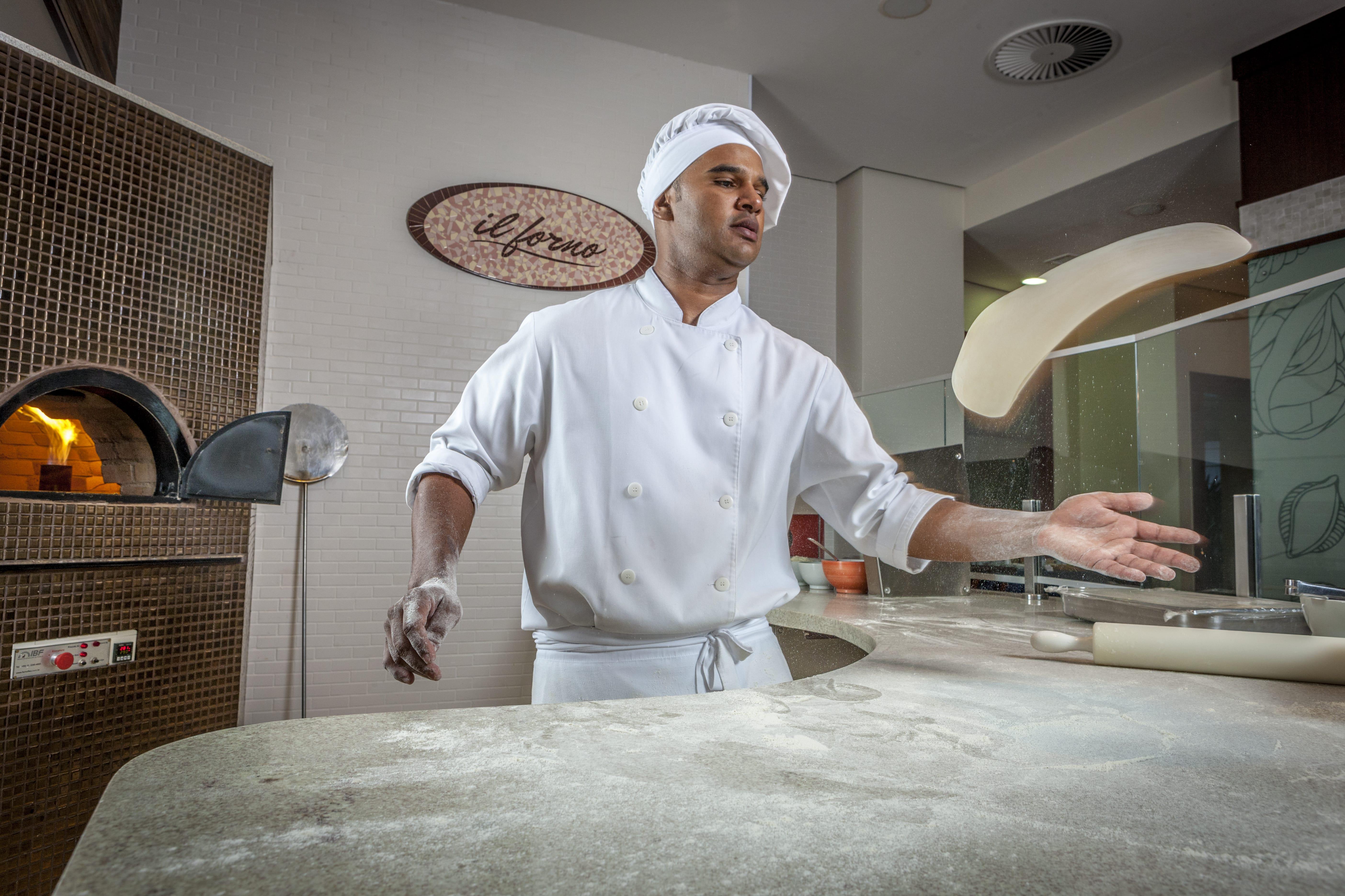 Bourbon Resort Atibaia Exterior foto A pizzaiolo preparing a pizza