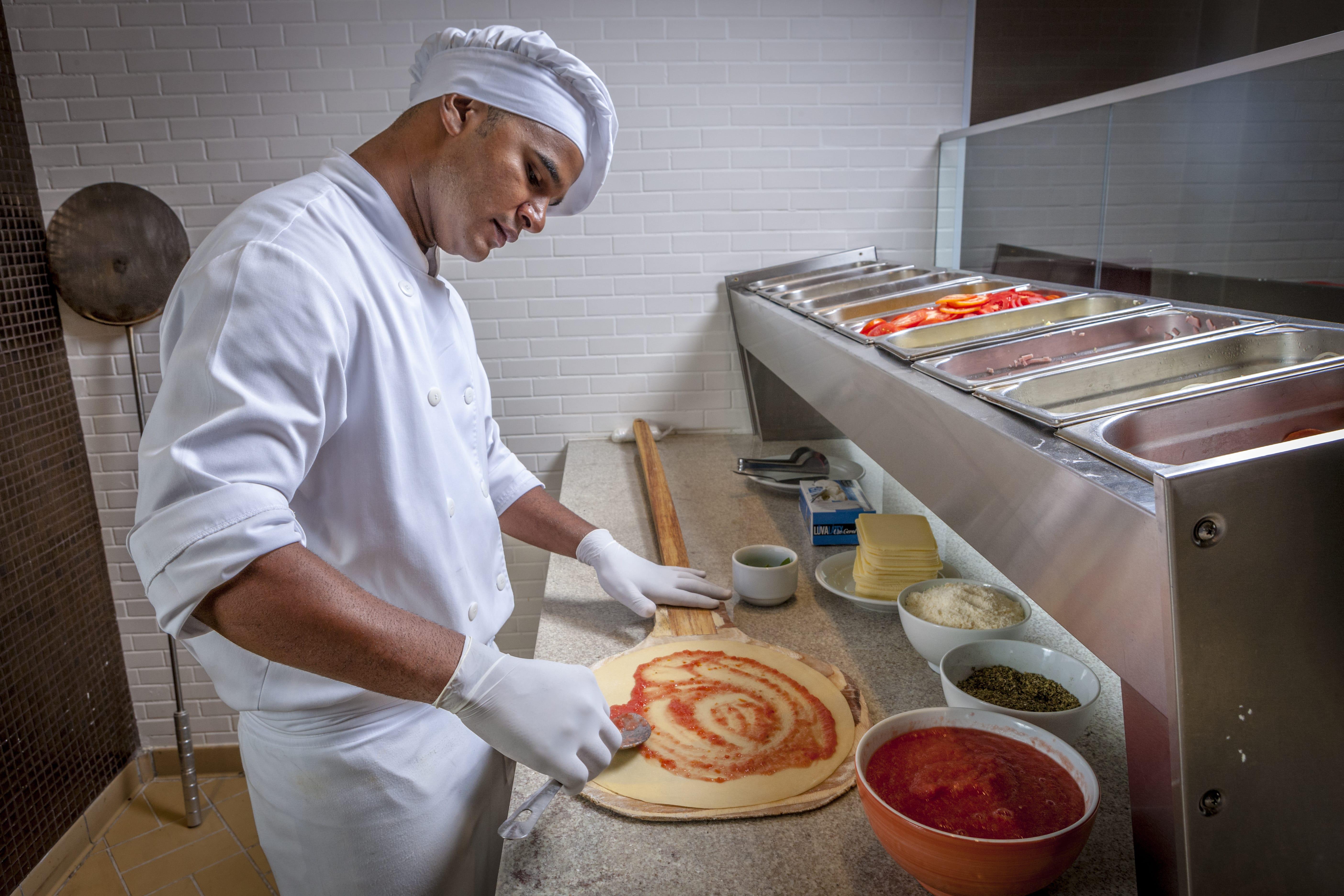 Bourbon Resort Atibaia Exterior foto A pizzaiolo preparing a pizza